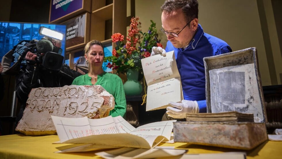  مفاجأة كبيرة تحت تمثال ملك هولندا في لاهاي... العثور على كبسولة زمنية عمرها مئة عام (صور وفيديو)